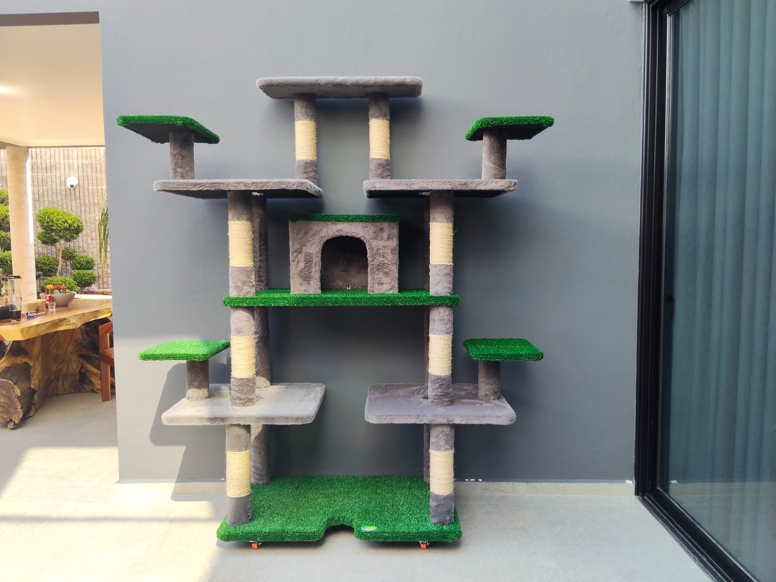 Torre artesanal grande de CATSAS con múltiples plataformas