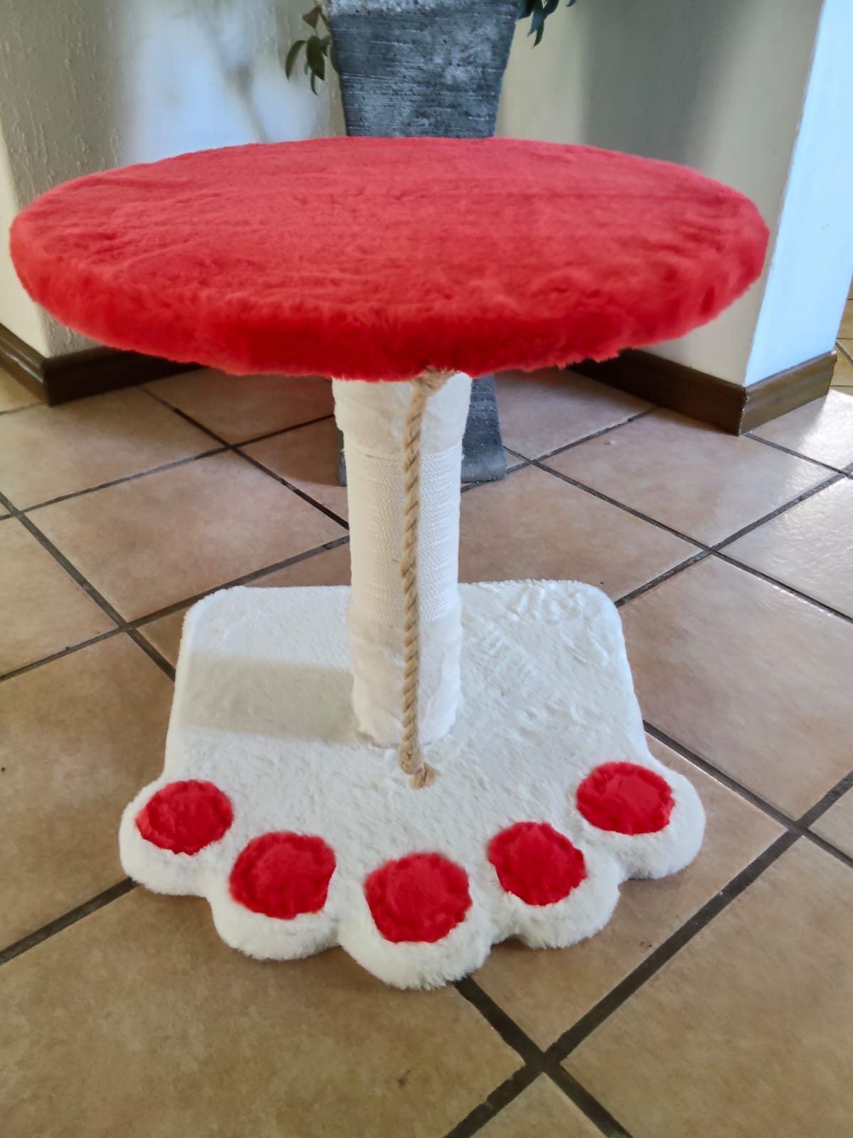 Rascador artesanal CATSAS rojo con base en forma de huella