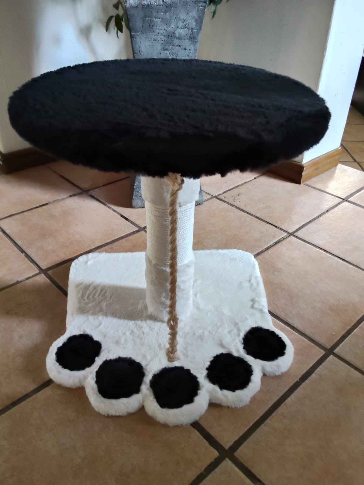 Rascador CATSAS con base en forma de huella y plataforma circular